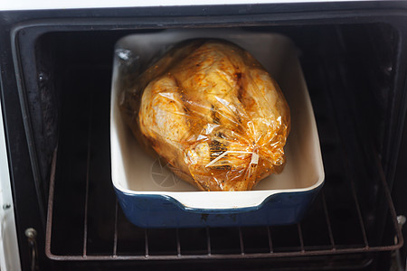 烹饪的烤鸡肉和金烤熟的地壳 火鸡 皮肤 油炸 桌子图片
