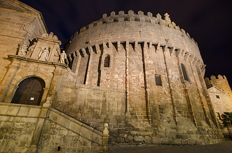 西班牙卡斯蒂利亚和里昂 著名的阿维拉教堂的夜幕 摄影 城市景观图片