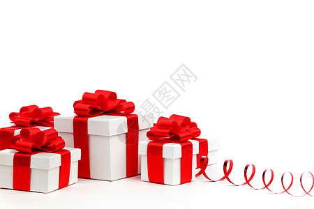 带红色丝带的白箱礼物 摄影 生日 庆典 新年背景图片