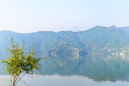 秋天五颜六色的湖山照片与晴朗的天空 尼泊尔加德满都博卡拉湖的广角景观 复古电影外观 假期自由 简单的概念 仙境 冬天图片