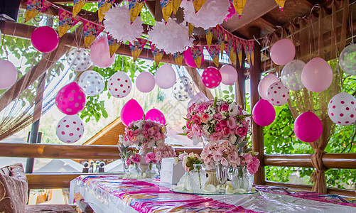 生日宴会粉红女孩生日晚会 配有装饰的桌子背景