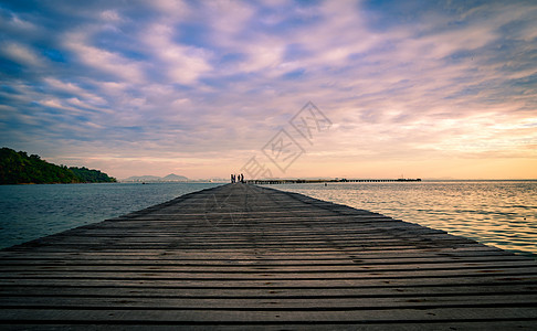 木桥码头有美丽的日出天空和早晨云云 用于自然背景 游客在木头码头步行到海边 海洋 水图片