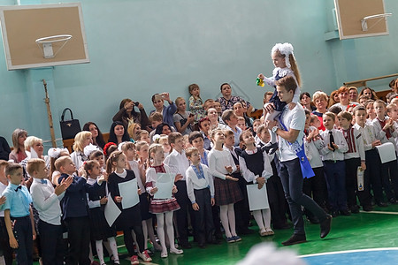 乌克兰基辅 2017年5月26日 高中最后的钟声 女孩 仪式图片
