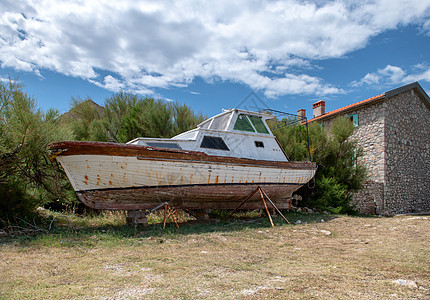 岸边石屋的弃船背景情况图片