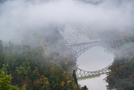 福岛第一桥桥首视图点 秋天的落叶 天空 秋天的颜色 闲暇 火车图片