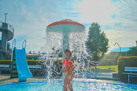快乐的小女孩在游泳池享受夏日 夏天和欢乐的童年概念图片