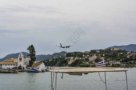 希腊科孚岛有飞行飞机的庞蒂科尼西地区 海图片