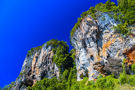 蓝天的岩石悬崖 东赛湾 拉莱海滩 阿南 克拉图片