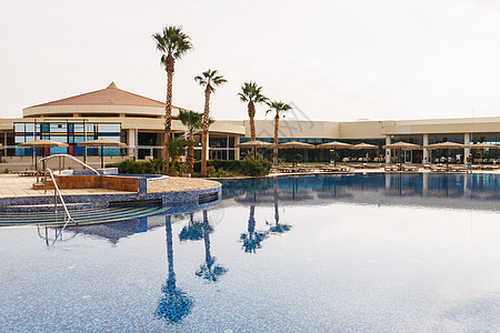 E区度假旅馆的游泳池 棕榈树和餐馆图片
