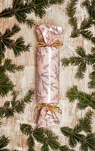 一个大糖果 包在节庆圣诞论文上 在木质面包上 乡村 绳索图片