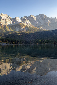 秋天从爱布西 Eibsee 看到Zugspitze 美丽的 阿尔卑斯山图片