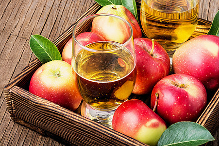 成熟苹果自制苹果汁 桌子 夏天 收成 低度酒 芳香图片