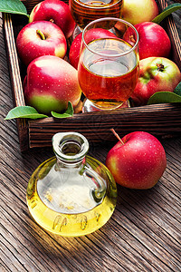 成熟苹果自制苹果汁 果味 杯子 食物 桌子 可口图片