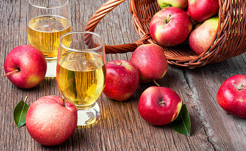 成熟苹果自制苹果汁 饮料 自然 杯子 十月 可口 味道图片