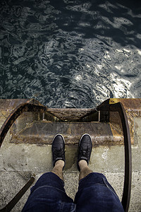 脚踏在水边边缘 快乐的 海岸 女孩 男性 晴天 夏天图片