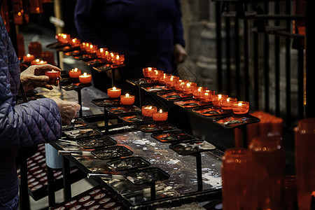 教堂的蜡烛 祈祷 灯光 火 基督教 冥想 黑暗图片
