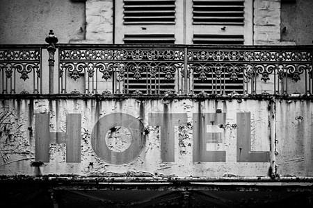 一座被宠坏和废弃的旅馆的标志图片