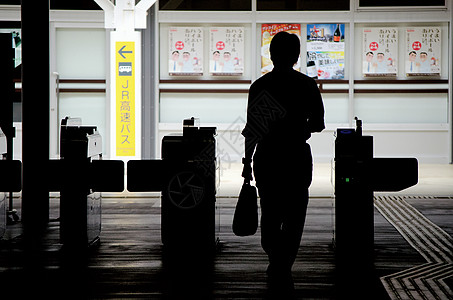 日本工薪人员穿过出口的Silluette 文化 工作图片