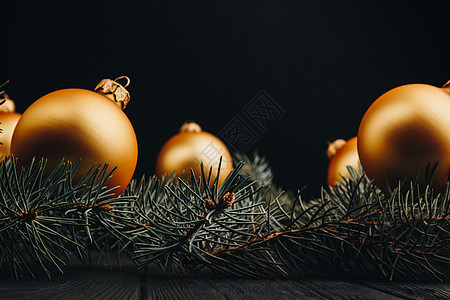 圣诞或新年玩具装饰金球和毛皮树枝质朴的木质背景顶视图复制空间 老的 木头图片