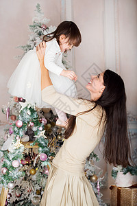 母亲和女儿的圣诞节时间 庆典 父母 幸福 冬天 快乐的图片