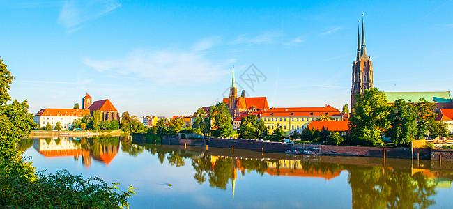 天主教岛屿全景及其在波兰沃克瓦夫河的反射图片