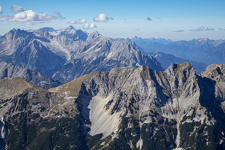 秋天从爱布西 Eibsee 看到Zugspitze 勒莫斯 风景图片