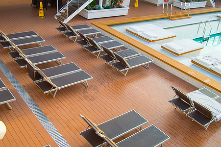 现代游轮露天甲板上有空太阳床的豪华游泳池顶端景色 椅子 自然图片
