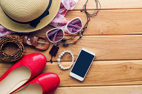 少女在度假时的首饰 帽子 夏季太阳眼镜的时尚 皮包 鞋和木地板上的服装 木头 热带图片