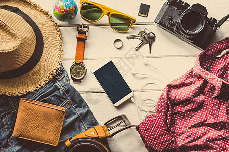 在白木地板上旅行时随行的服装服装服装服饰 夏天 游客图片