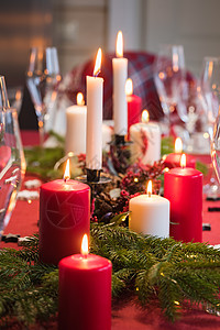 圣诞晚宴的餐桌 配有装饰品的节日活动 烧蜡烛和fir-tree树枝 派对 姜饼图片