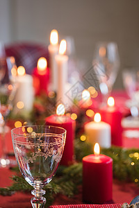 圣诞晚宴的餐桌 配有装饰品的节日活动 烧蜡烛和fir-tree树枝 桌子 庆典图片