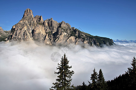 云层之上 草地 阿尔卑斯山 博尔扎诺 意大利 特伦蒂诺 徒步旅行 公园图片