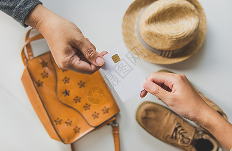 顾客在购物时用信用卡支付订货单的费用m 快乐的高清图片