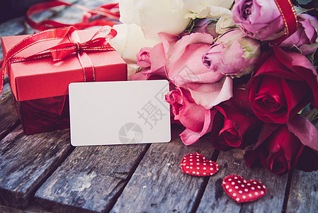 红色礼物盒 红心和玫瑰花被放在木棍上 浪漫图片