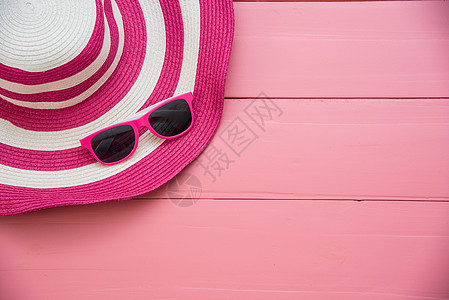 红帽子和红色太阳墨镜 在粉红木上时装给女人看 时尚 女士图片