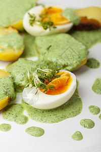 配鸡蛋和土豆的绿酱 蒜 香菜 蔬菜 琉璃苣 水芹图片