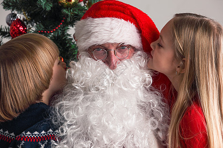 孩子们对圣诞老人耳语 耳朵 冬天 老的 快乐的 男人图片