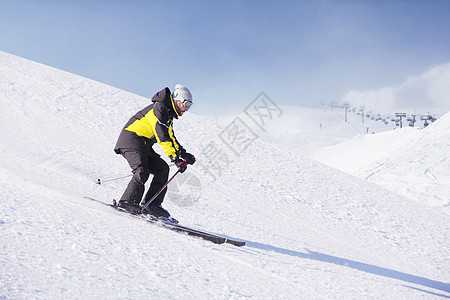 高山滑雪手在向下走的脚步上滑雪 蓝色的 行动 新鲜图片