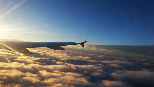 日落时空中飞机的翅膀与云 旅行 冒险 旅游图片