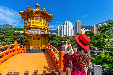 女人在香港寺庙附近的南连花园金馆拍照图片
