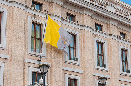 在意大利罗马圣彼得广场的旗帜上 教会 天主教 尼图片