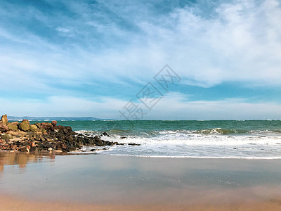 清空海滩和波浪的全景 保加利亚Pomorie 放松 云背景图片