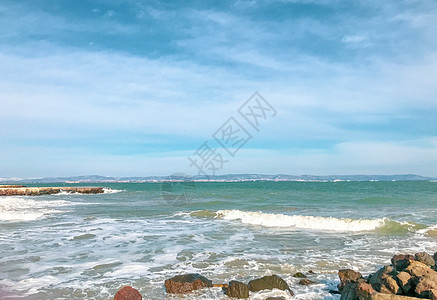 清空海滩和波浪的全景 保加利亚Pomorie 云 夏天图片