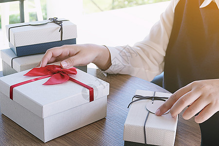 情人节礼物盒和浪漫情侣的红丝带 婚礼 丝绸 快乐的图片