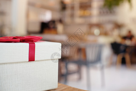 情人节礼物盒和浪漫情侣的红丝带 约会 浪漫的 玫瑰图片