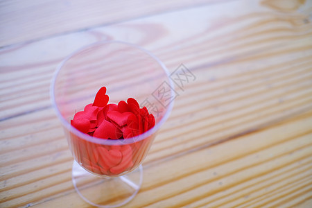在玻璃杯中的心 爱情观 浪漫的 婚礼 天 酒精 浪漫背景图片
