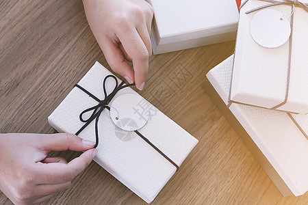 情人节礼物盒和浪漫情侣的红丝带 幸福 假期 丝绸图片