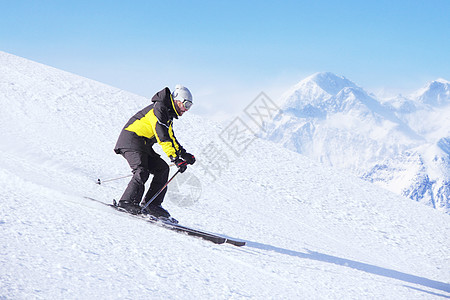 高山滑雪手在向下走的脚步上滑雪 寒冷的 旅行 季节图片