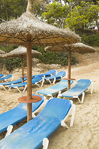 在美丽的帕尔马马洛卡岛沙滩上 有猎物休息厅和草伞 旅行 海图片