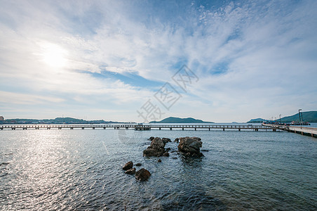 洋中带桥的岩石景观 美丽 云天空 热带 假期 水图片